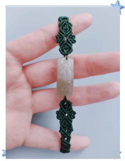 中式配色美学:和田玉青花手牌编绳手链