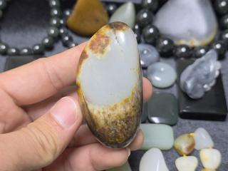 101.5克黑秋梨皮青花籽料.一块皮色很丰富的和田玉籽料手把件,白皮,红