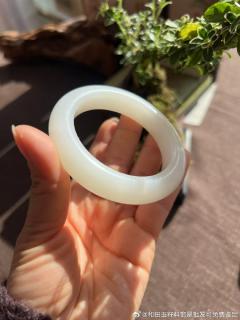 和田玉白玉手镯随拍,脂白温润,肉质细腻,玉质干净通透,上手油润感十足
