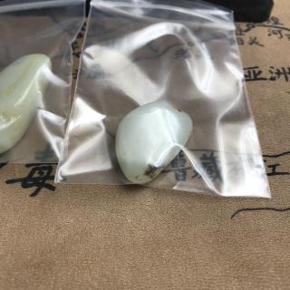 玉石为什么要洒水为什么要泡在水里呢?